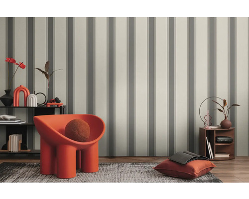 Ingerichte ruimte met gestreept behang, stoel en decoratieve elementen