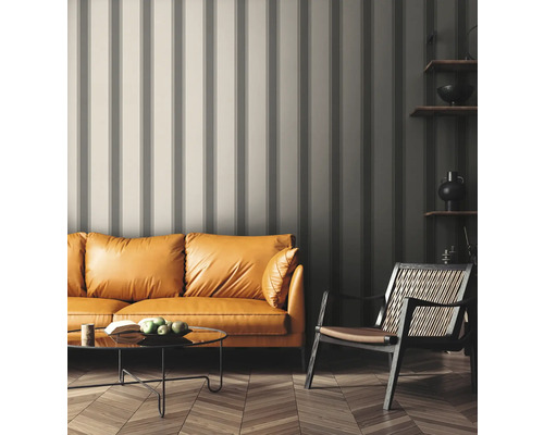 Woonkamer met gestreept behang, bank, fauteuil en salontafel