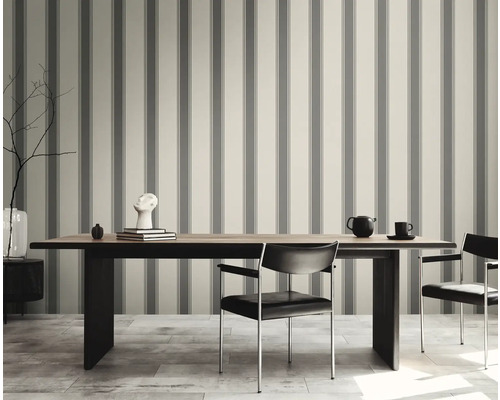 Woonkamer met gestreept behang, eettafel en stoelen