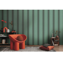 Gefeatureerde woonkamer met gestreept behang, fauteuil, vloerkleed en bijzettafel.
