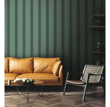 Woonkamer met bank, fauteuil, salontafel en gestreept behang