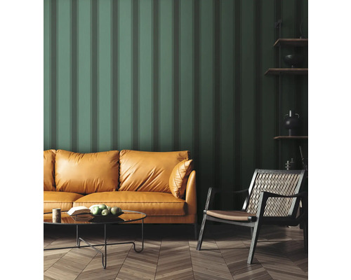 Woonkamer met bank, fauteuil, salontafel en gestreept behang