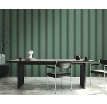 Eetkamer met gestreept behang, eettafel en stoelen