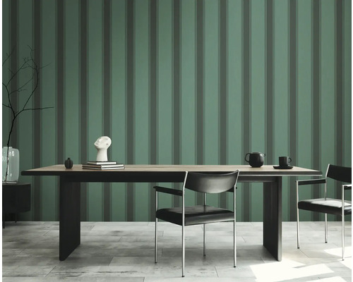 Eetkamer met gestreept behang, eettafel en stoelen