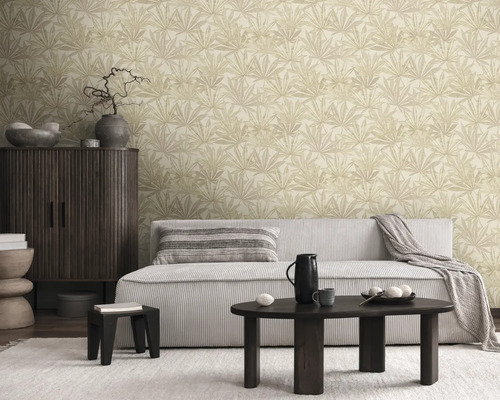 Woonkamer met behang met patroon, bank, kast en salontafel