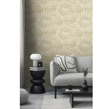 Woonkamer met grijze bank en behang met plantmotieven