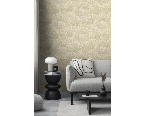 Woonkamer met grijze bank en behang met plantmotieven