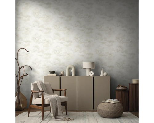 Woonkamer met fauteuil, dressoir en decoratieve wandbekleding voor een stijlvolle ambiance