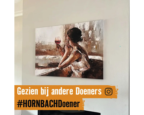 Geschilderd schilderij van een vrouw met een glas wijn aan de muur