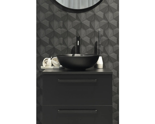 Moderne badkamer met wastafelonderkast, opzetwastafel en geometrisch wanddesign