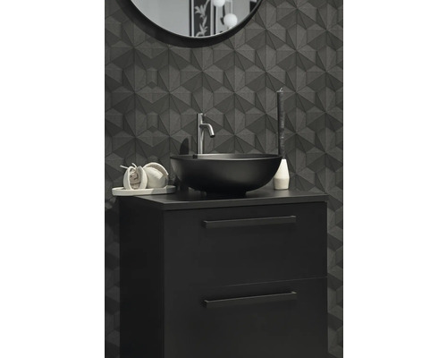 Moderne badkamer met zwarte wastafelonderkast, opzetwastafel en geometrisch wanddesign.