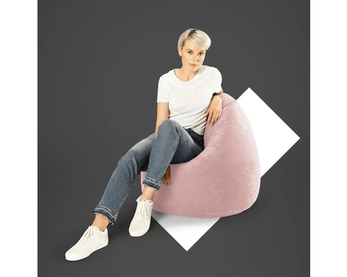 Vrouw zit op een roze zitzak