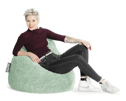Vrouw zit op een zitzak.
