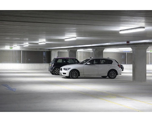 Scène van een ondergrondse parkeergarage met twee geparkeerde auto''s