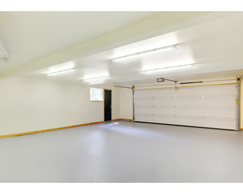 Lichte garage met garagedeur, raam en deur