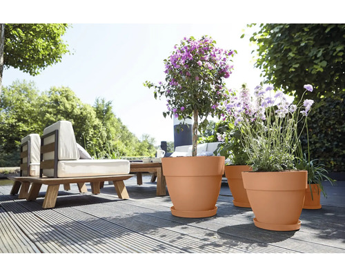 Terras met meubels en beplante bloempotten