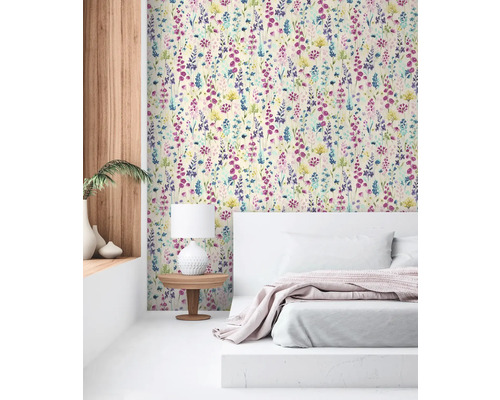 Slaapkamer met bloemenbehang, nachtkastje en bed