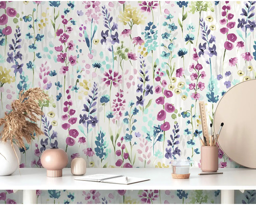 Scene met bloemenbehang, bureau, decoratie en kantoorbenodigdheden.