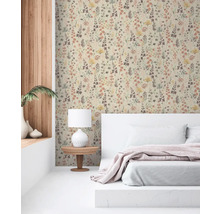 Slaapkamer met bloemenbehang, bed en bedlamp