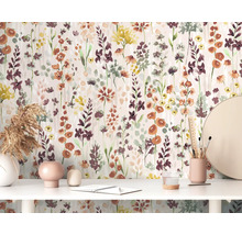 Decoratieve slaapkamer met bloemenbehang