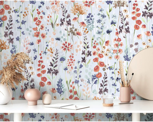 Scène met bloemenbehang, bureau, decoraties en briefpapier.