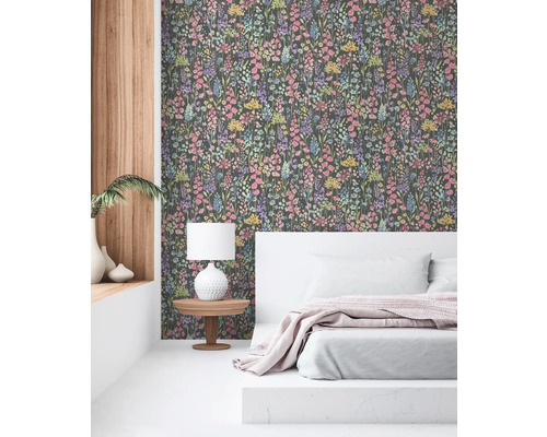 Slaapkamer met bloemenbehang, bed en nachtkastje met lamp