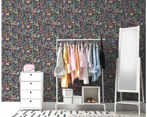 Decoratieve kamerscène met bloemenbehang, ladekast, kledingrek en spiegel