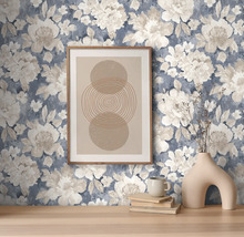 Scene met bloemenbehang, foto, vaas en tafel