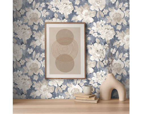 Scene met bloemenbehang, foto, vaas en tafel