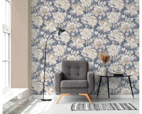 Woonkamer met bloemenbehang, fauteuil, vloerlamp en tafel