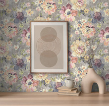 Decoratief interieur met bloemenbehang, ingelijste afbeelding en vaas.