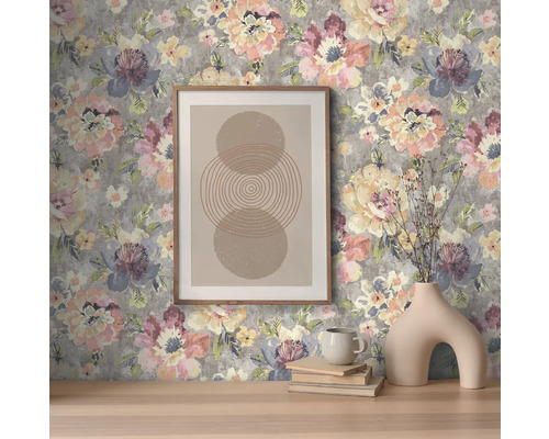 Decoratief interieur met bloemenbehang, ingelijste afbeelding en vaas.