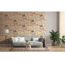 Woonkamer met bloemenbehang, bank en kamerplanten voor een gezellige sfeer