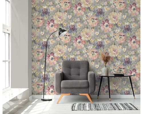 Woonkamer met bloemenbehang, fauteuil, vloerlamp en bijzettafel
