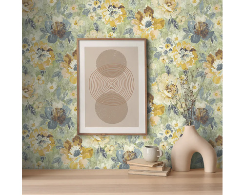 Decoratieve kamer met bloemenbehang, foto en vaas