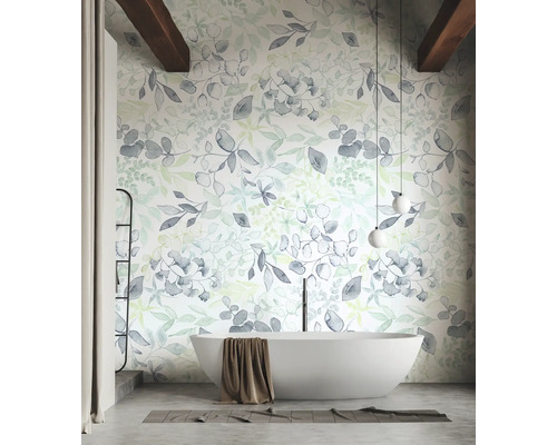 Badkamer met bloemenbehang, bad en houten balken