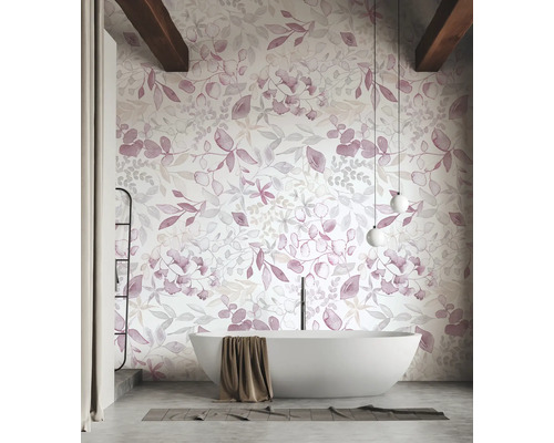 Badkamer met vrijstaand bad en bloemenbehang