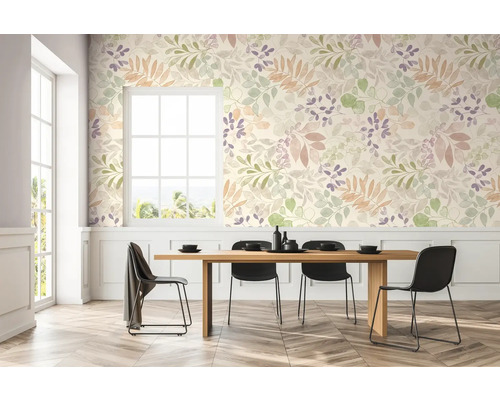 Eetkamer met bloemenbehang, houten tafel en zwarte stoelen