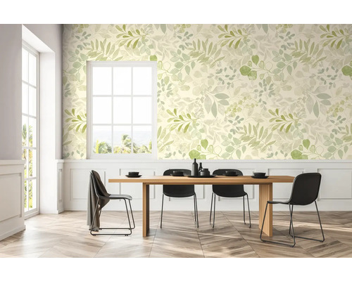 Eetkamer met eettafel en bloemenbehang in groene tinten