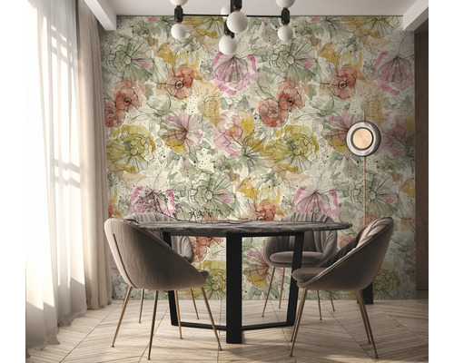 Eetkamer met eettafel en bloemenbehang