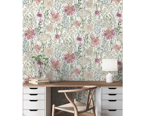 Fotobehang met bloemmotief in een lichte studeerkamer met bureau en stoel