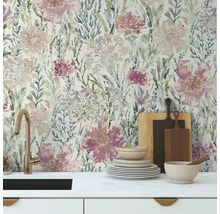Keukenscène met bloemenbehang, gootsteen en keukengerei