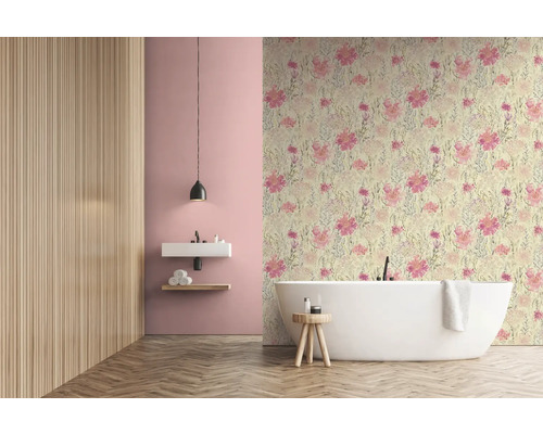 Moderne badkamer met bloemenbehang, bad en wastafel