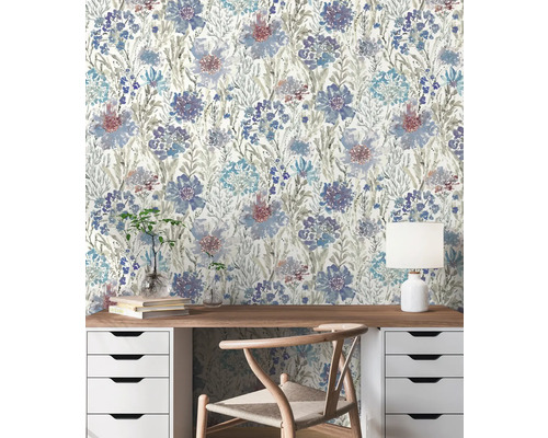 Scene met bloemenbehang, bureau, stoel en decoratieve elementen