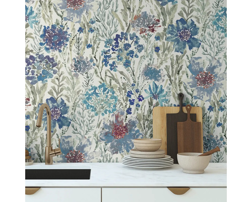 Keukenscène met bloemenbehang, gootsteen, servies en snijplanken.