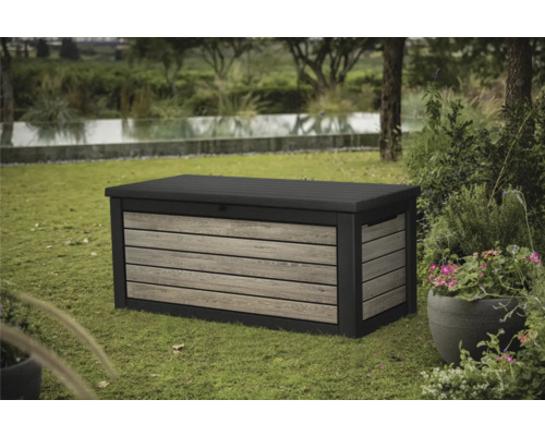 Tuinopbergbox op een gazon