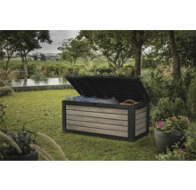 Tuinscene met een open tuinkist voor het opbergen van kussens en dekens