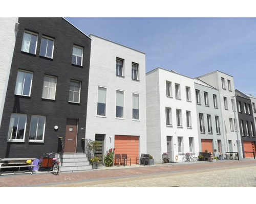 Rij moderne woonhuizen met verschillende gevelontwerpen