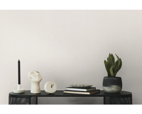 Decoratieve objecten op een zwart rek