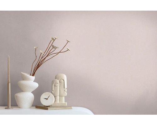 Decoratief interieur met kaars, vaas, klok en sculptuur op een tafel